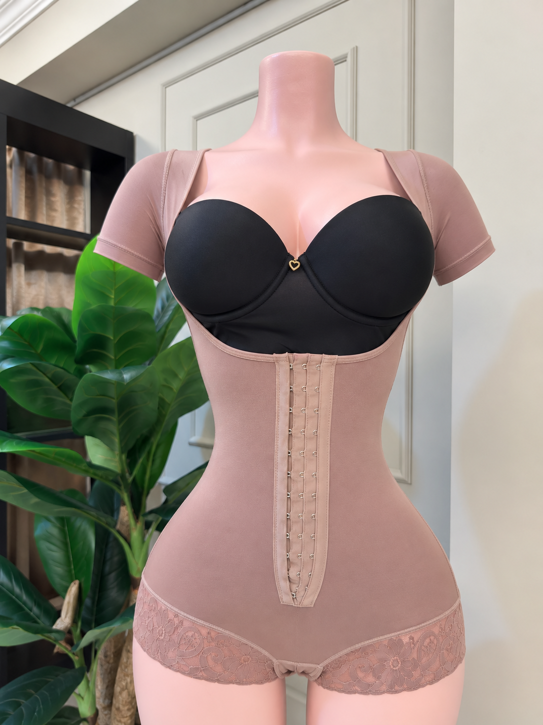 FAJA SEMI CACHETERA CON BROCHE / control y realce